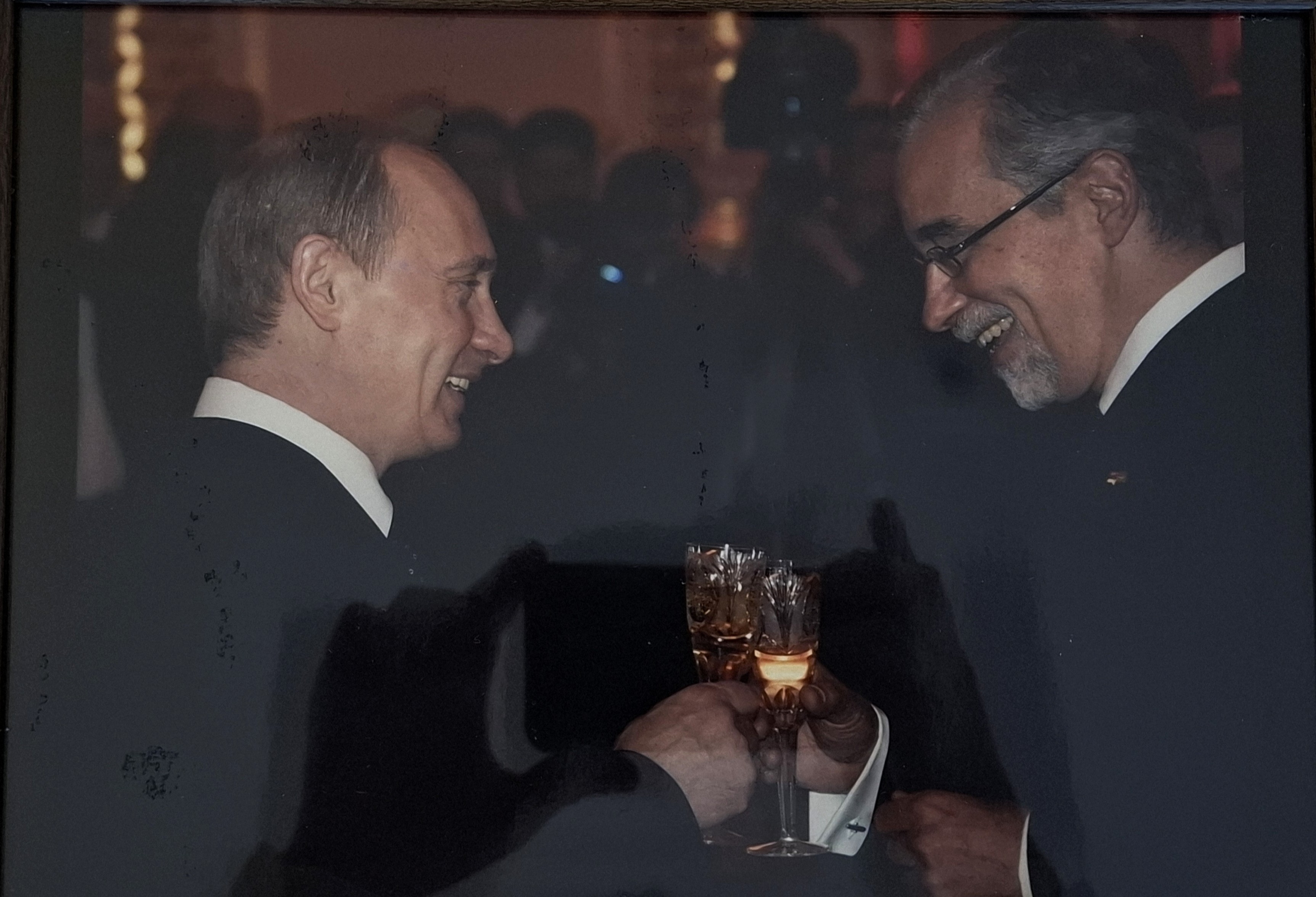O embaixador brasileiro em Moscou, Carlos Paranhos, aparece na foto sorrindo e brindando com o então primeiro ministro russo, Vladimir Putin.